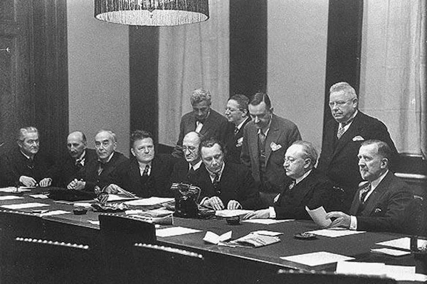 Alfred Döblin an der Akademie der Künste in Berlin, 1929 (stehend, zweiter von links).