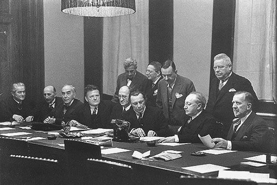 Alfred Döblin an der Akademie der Künste in Berlin, 1929 (stehend, zweiter von links).