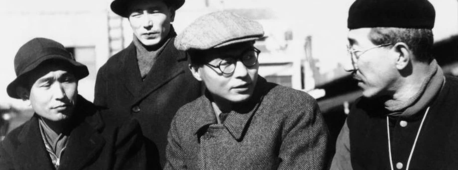 Akira Kurosawa, Ishirō Honda, und Senkichi Taniguchi mit ihrem Mentor Kajirō Yamamoto, 1930.