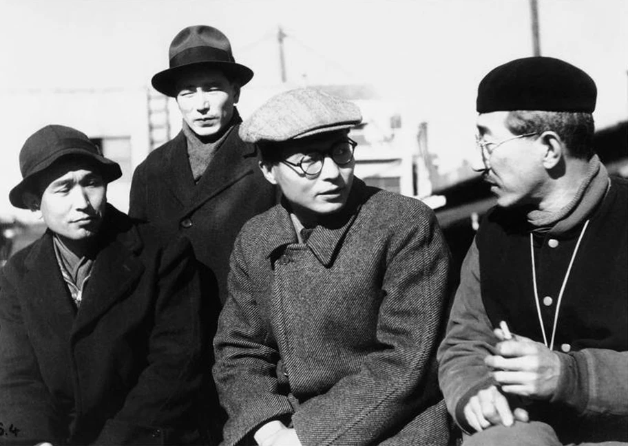 Akira Kurosawa, Ishirō Honda, und Senkichi Taniguchi mit ihrem Mentor Kajirō Yamamoto, 1930.