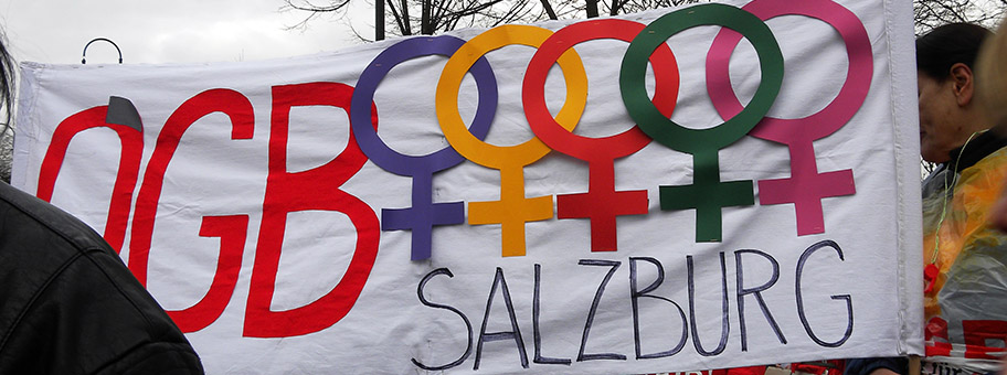 Der 100. Internationale Frauentag wurde in Wien mit einem Aktionstag, zu dem u.a. die Kunstaktion KnitHerStory und eine Demonstration mit Kundgebung gehörte, gefeiert.