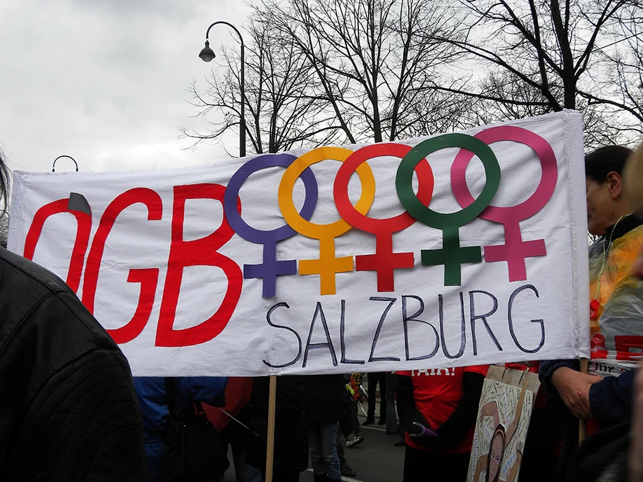 Der 100. Internationale Frauentag wurde in Wien mit einem Aktionstag, zu dem u.a. die Kunstaktion KnitHerStory und eine Demonstration mit Kundgebung gehörte, gefeiert.