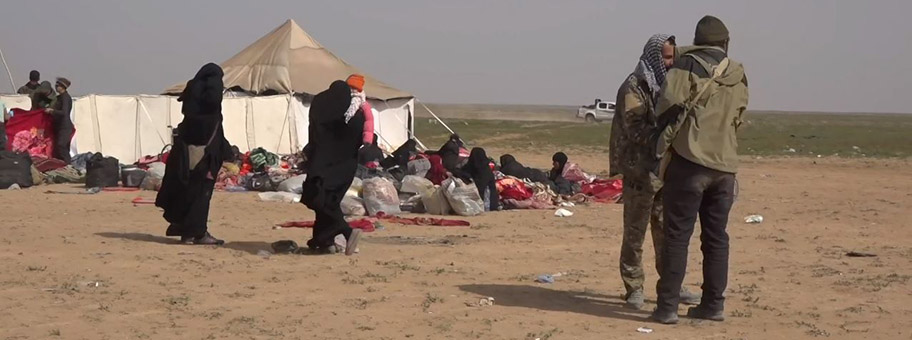 Tiefverschleierte ISFrauen im Flüchtlingslager Camp Al Hol (arab.