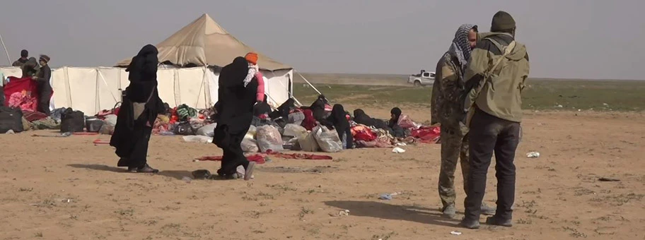 Tiefverschleierte IS-Frauen im Flüchtlingslager Camp Al Hol (arab. Al Hawl), März 2019.