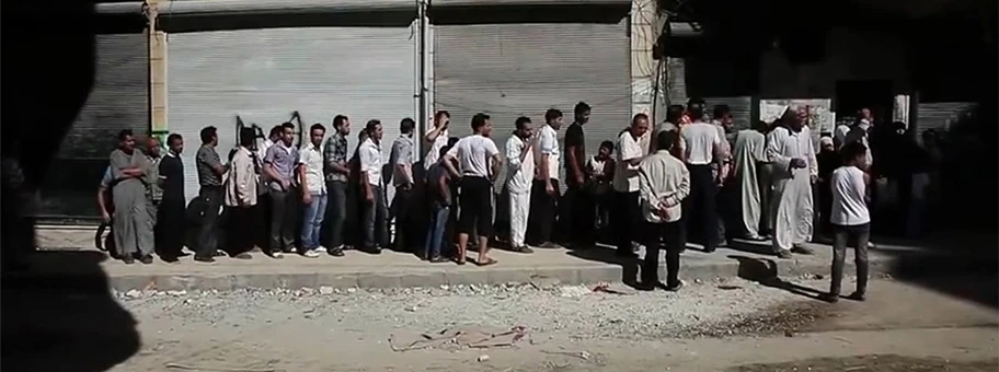 Bürger von Aleppo warten auf Brot, 6. Oktober 2012.