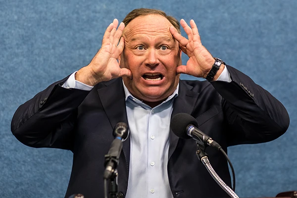 Der Radiomoderator und Verschwörungstheoretiker Alex Jones an einer Pressekonferenz in Washington D. C., März 2018.