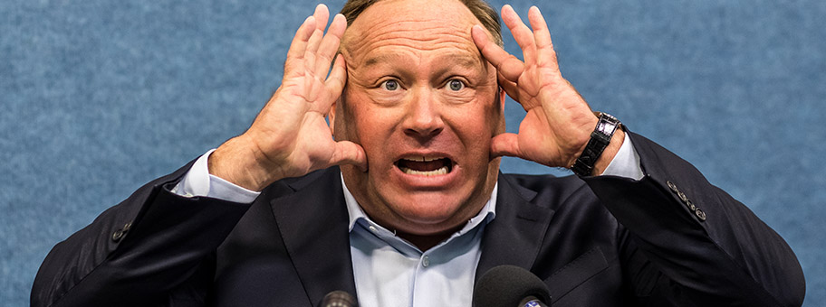 Der Radiomoderator und Verschwörungstheoretiker Alex Jones an einer Pressekonferenz in Washington D. C., März 2018.