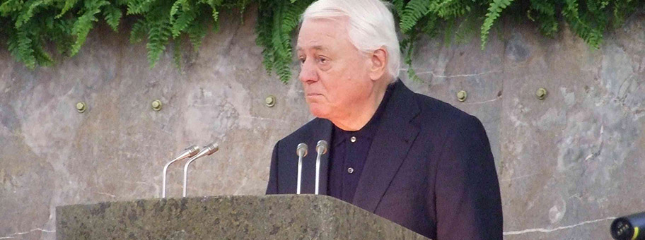 Regisseur Alexander Kluge während seiner Preisrede zum Theodor-W.-Adorno-Preis (2009) in der Frankfurter Paulskirche.