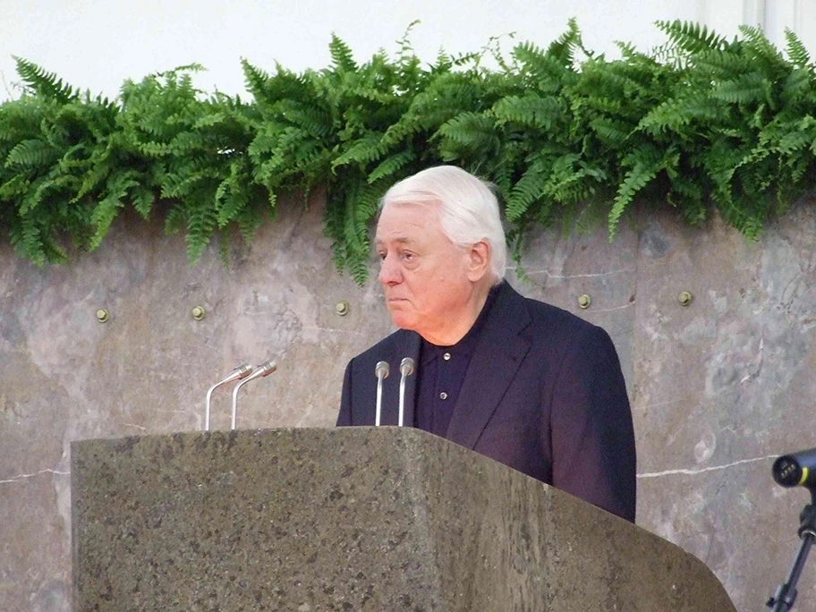 Regisseur Alexander Kluge während seiner Preisrede zum Theodor-W.-Adorno-Preis (2009) in der Frankfurter Paulskirche.