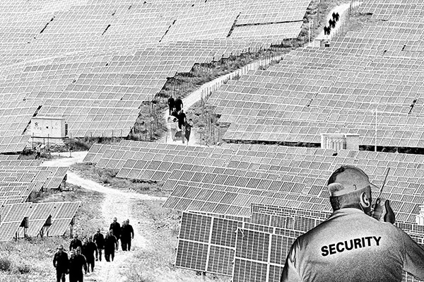 Umzäunter Weg, der ein Solarkraftwerk durchschneidet; Arbeiter*innen, die den umzäunten Wegs entlangschreiten; Grenzschutzbeamter mit Walkie-Talkie.