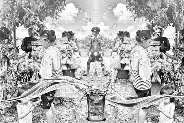 Mehrschichtige Collage: Gespiegeltes Bild von Plantagenarbeiter*innen, die bei mobilen Obst- und Gemüsehändler*innen einkaufen, aufgenommen von Hariati Sinaga; überlagerte Wassertropfen und -ströme; und andere Elemente wie eine Pestizidverpackung und eine Maske.