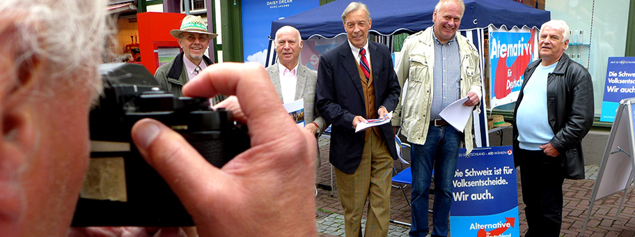 Am Informationsstand der Alternative für Deutschland (AfD) in Uelzen, Niedersachsen. Der Herr in der Bildmitte ist Armin Paul Hampel, Mitglied des Bundesvorstandes, Vorsitzender AfD Landesverband Niedersachsen, Vorsitzender Kreisverband Uelzen. Aufnahmedatum 2016.