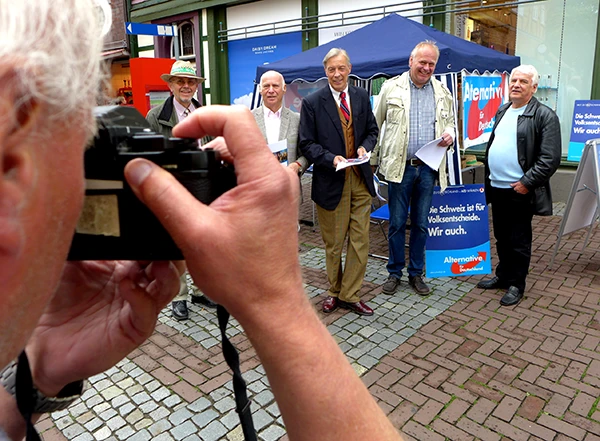 Am Informationsstand der Alternative für Deutschland (AfD) in Uelzen, Niedersachsen. Der Herr in der Bildmitte ist Armin Paul Hampel, Mitglied des Bundesvorstandes, Vorsitzender AfD Landesverband Niedersachsen, Vorsitzender Kreisverband Uelzen. Aufnahmedatum 2016.
