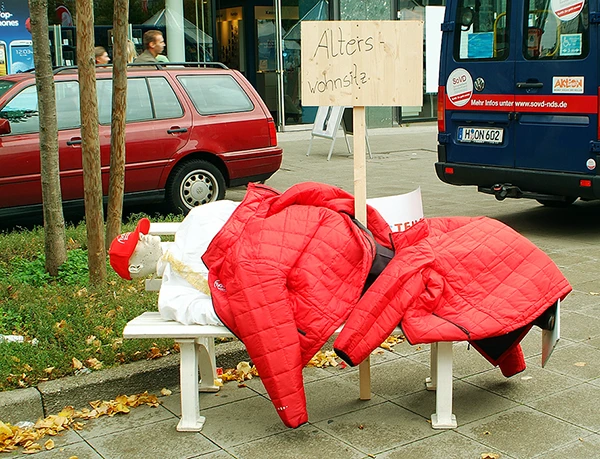Eine Installation vom Sozialverband Deutschland stellt einen möglichen "Altersruhesitz" als Parkbank für Obdachlose dar, hier während des bundesweiten Aktionstages UMfairTEILEN - Reichtum besteuern in der Georgstraße in Hannover.