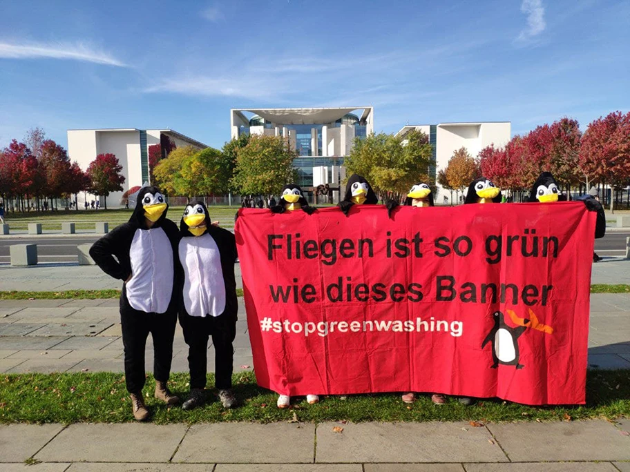 Aktion gegen Greenwashing in Berlin, November 2021.