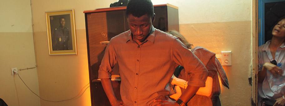Der Schauspieler Amadou Mbow während dem Dreh von «Atlantique».