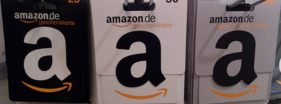 Amazon Geschenkkarten in einer Rossmann-Filiale.