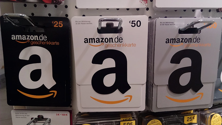 Amazon Geschenkkarten in einer Rossmann-Filiale.