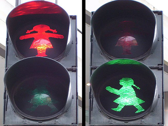 Ampelmädchen an Fussgängerüberweg in Dresden.