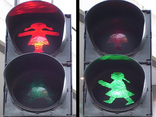 Ampelmädchen an Fussgängerüberweg in Dresden.