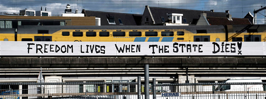 Graffiti an einer Brücke in Amsterdam.