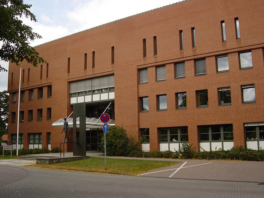 Amtsgericht Wolfsburg mit Skulptur «Menschenrechte».