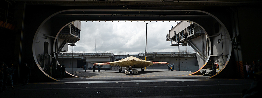Eine X47BKampfdrohne der USArmy auf dem Flugzeugträger George H.W.