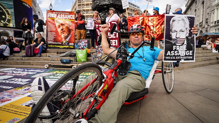 Protestaktion gegen die Inhaftierung von Julian Assange auf dem Piccadilly Circus in London, Juli 2023.