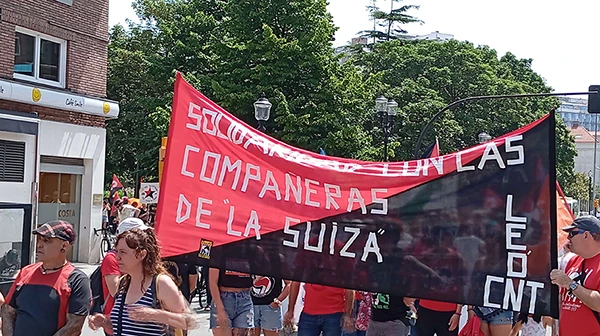 Transparent der CNT während der Proteste am 29. Juni 2025 in Gijón für die Freilassung der „Schweizer Sechs“.