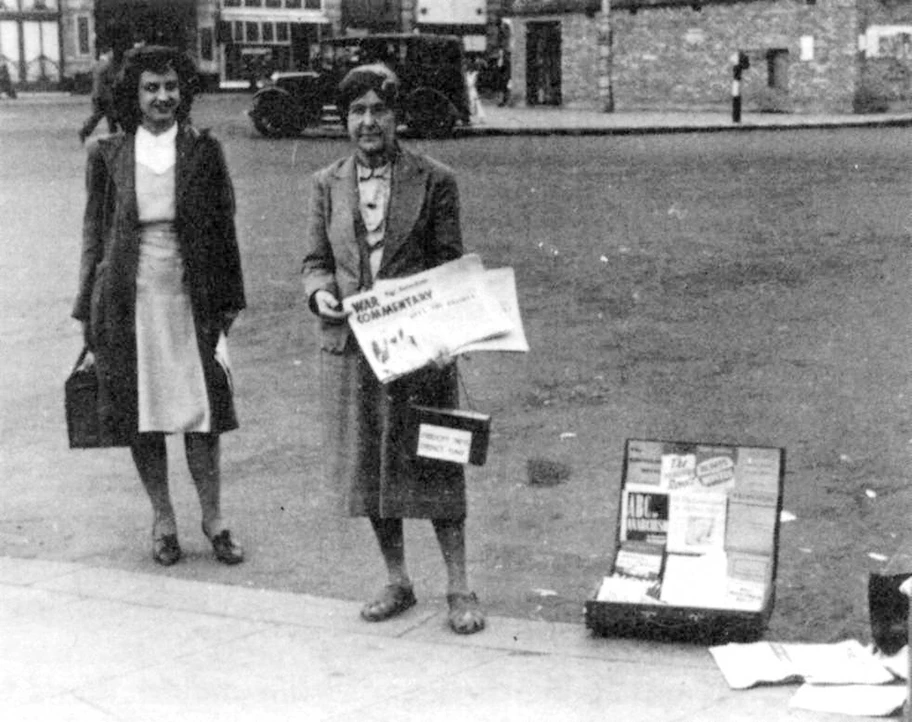 Die Anarchistinnen Marie Louise Berneri und Lilian Wolfe beim Verkauf von Exemplaren der Zeitschrift „War Commentary“ in London.