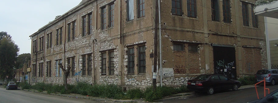 Heruntergekommenes Fabrikgebäude der Textilindustrie in Anastasopoulos, Griechenland.
