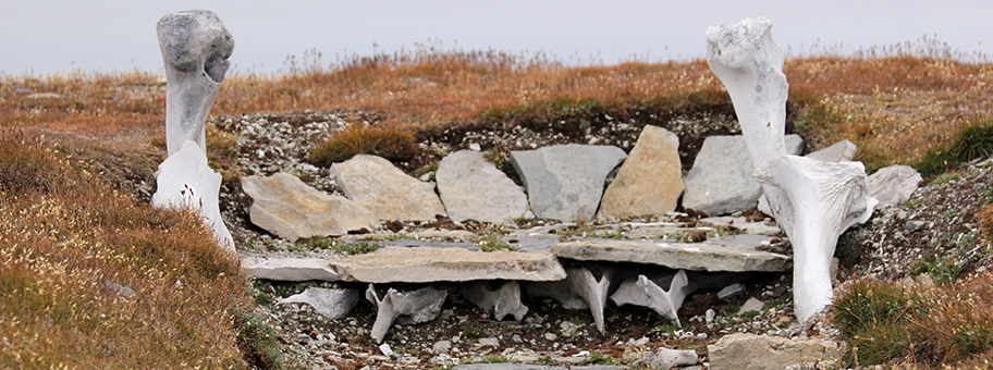 Teilweise rekonstruierte Thule Behausung aus dem alten Grönland.