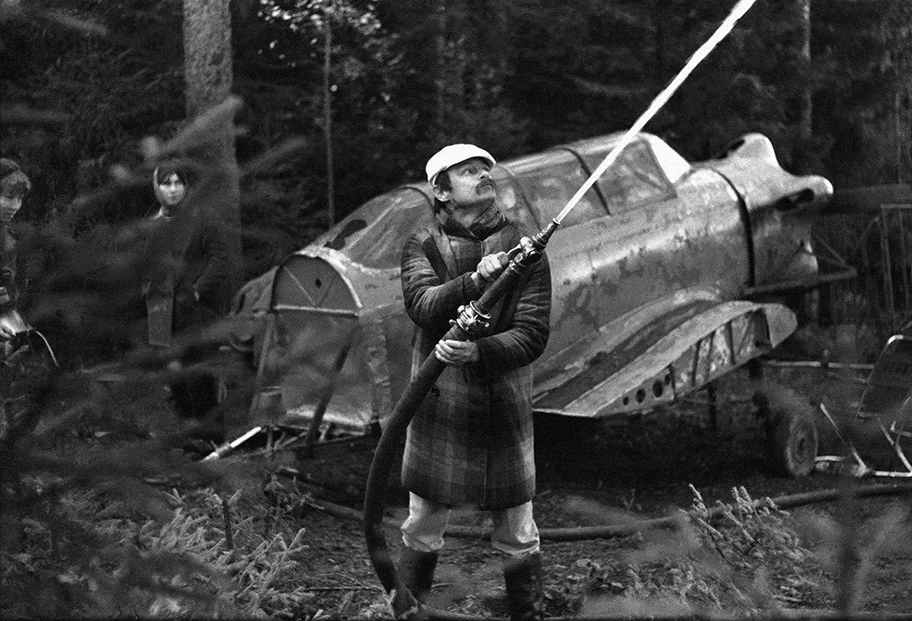 Andrej Tarkowski bei den Dreharbeiten zu „Der Spiegel“ in Tuchkovo. Der Flugzeugrumpf (mit funktionierendem Motor und Propeller) ist keine Filmrequisite, sondern ein Gebläse, das künstlichen Wind erzeugt.