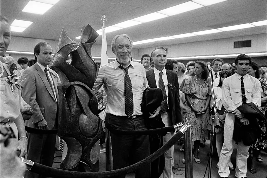 Anthony Quinn bei der erneuten Einweihung der öffentlichen Bibliothek von East Los Angeles, Juli 1983.