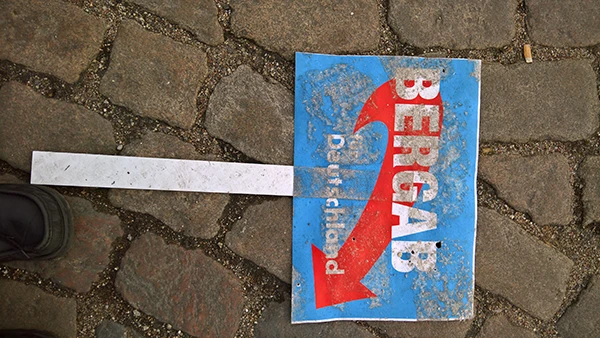 Auf der Strasse liegen gebliebenes Anti-AFD-Plakat von einer Gegenmdemonstration anlässlich einer AFD-Veranstaltung in Lübeck am 3. März 2017.