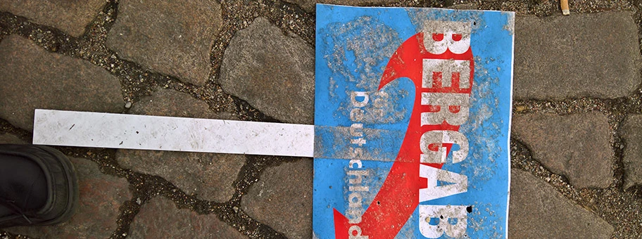 Auf der Strasse liegen gebliebenes Anti-AFD-Plakat von einer Gegenmdemonstration anlässlich einer AFD-Veranstaltung in Lübeck am 3. März 2017.