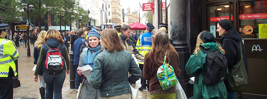 Anti-McDonalds Protest am Leicester Square in London während dem European Social Forum 2004.