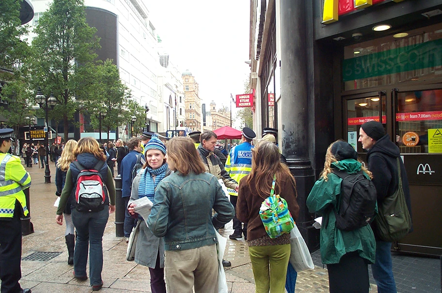 Anti-McDonalds Protest am Leicester Square in London während dem European Social Forum 2004.