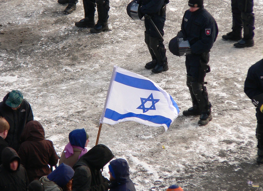 Zeigen einer Israelflagge durch Antideutsche bei einer Demonstration.