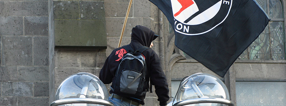 Antifa-Aktivist vor dem Kölner Dom.