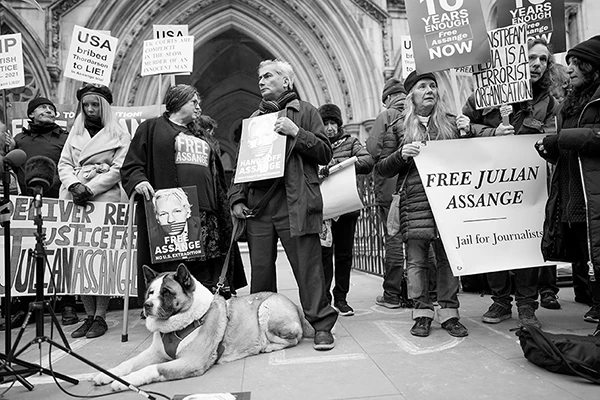 Demonstranten vor dem Londoner High Court warten auf die Entscheidung, ob Julian Assange beim britischen Obersten Gerichtshof Berufung in seinem Auslieferungsverfahren einlegen kann, 24. Januar 2022.
