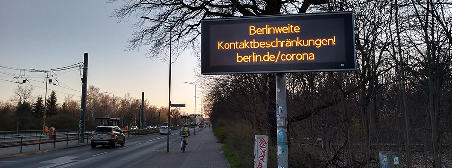 Anzeigetafel in Berlin über die COVID-19-Pandemie.