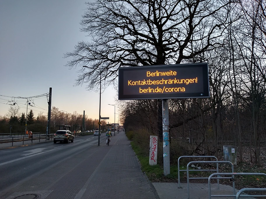 Anzeigetafel in Berlin über die COVID-19-Pandemie.