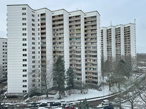 Wohnhochhäuser in Berlin-Gropiusstadt.