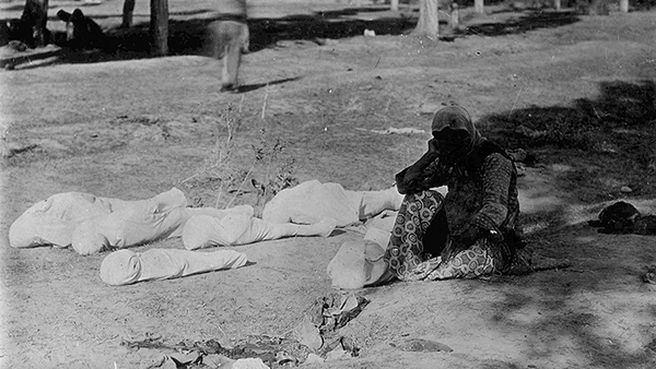 Trauernde armenische Mutter neben den Leichen ihrer 5 Kinder.