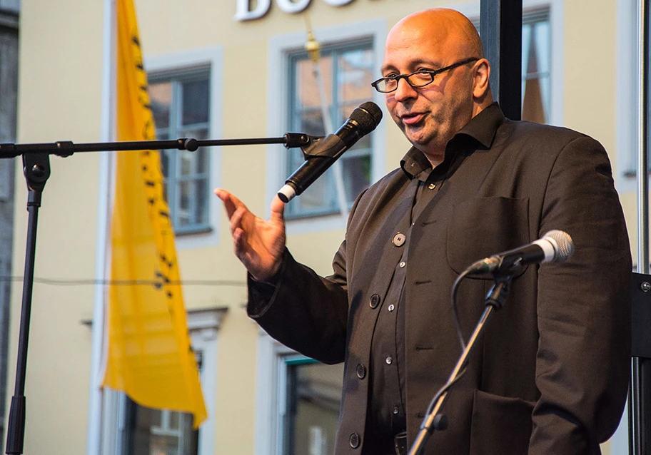 Der Soziologe Armin Nassehi am 27.07.2015 auf einer Kundgebung am Max-Joseph-Platz in München.