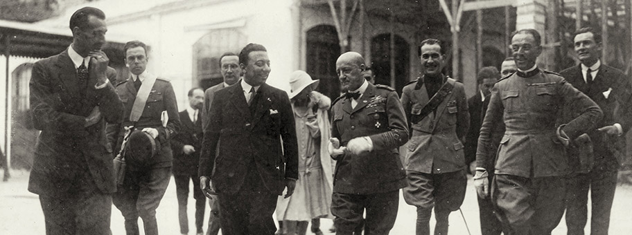 Der italienische Dichter Gabriele D'Annunzio (mitte rechts) mit dem Verleger und Publizist Arnoldo Mondadori (mitte links).