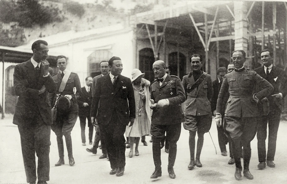 Der italienische Dichter Gabriele D'Annunzio (mitte rechts) mit dem Verleger und Publizist Arnoldo Mondadori (mitte links).