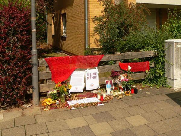 Erinnerungsstelle vor einem Wohnhaus in Arnum zur Tötung einer 26-jährigen Frau durch einen 31-jährigen Wohnungsnachbarn im Juli 2025.