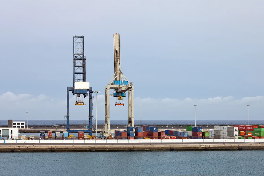 Hafenkräne in  Arrecife, Lanzarote, Spanien.